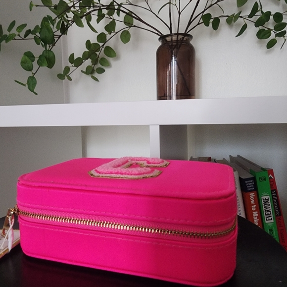 Gloss and Glo hot pink travel jewelry case for rings necklaces bracelets - Picture 5 of 5